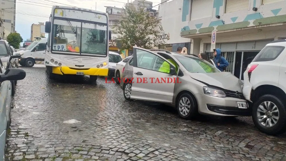 Congestión vehicular en la zona céntrica por un cuádruple choque